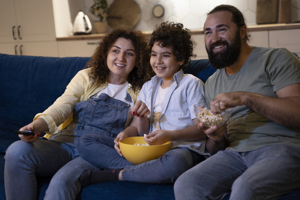 Tarde de Cine en casa con niños, palomitas, peli y manta.